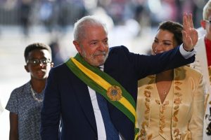 BRASIL – Asumió Lula da Silva y Brasilia fue una fiesta, recibió la banda presidencial de manos de una cartonera