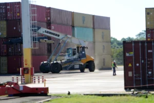 Misiones: El puerto de Posadas exportó nuevas cargas de té y madera aserrada rumbo a Malasia y Estados Unidos