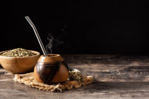 La cultura ancestral del mate llega a las aulas: UGD y Academia de la Yerba Mate lanzan nuevas microcredenciales
