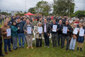 Misiones: Passalacqua entregó insumos a productores, títulos de propiedad y visitó obras de infraestructuras en San Vicente