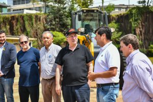 Misiones: Con recursos provinciales, Passalacqua entregó nuevas motoniveladoras a municipios de El Soberbio e Hipólito Yrigoyen, para fortalecer infraestructuras viales